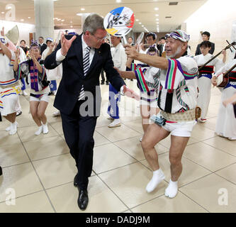 German President Christian Wulff spontaneously dances during a welcoming ceremony at the Otsuka Museum of Art in Naruto, Japan, 27 October 2011. Wulff is on a six-day visit to Japan. Photo: Wolfgang Kumm Stock Photo