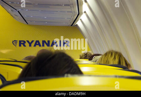 (FILE) An archive photo dated 04 April 2011 shows Passengers sitting in a Ryanair airplane in Weeze, Germany. Photo: Caroline Seidel