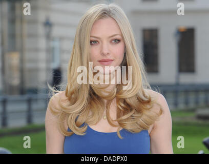 The an US actress Amanda Seyfried poses in front of the Brandenburg Gate in Berlin, Germany, 02 November 2011. The actress presents her new movie 'In Time'. Photo: JENS KALAENE Stock Photo