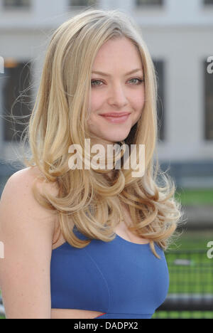 The an US actress Amanda Seyfried poses in front of the Brandenburg Gate in Berlin, Germany, 02 November 2011. The actress presents her new movie 'In Time'. Photo: JENS KALAENE Stock Photo