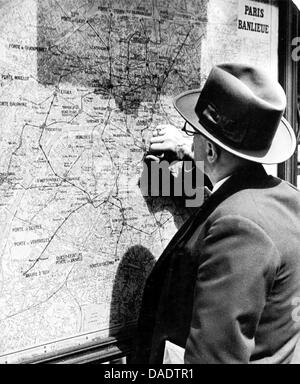 A man seeks information at a subway map in Paris in 1935. Image by photographer Fred Stein (1909-1967) who emigrated 1933 from Nazi Germany to France and finally to the USA. Stock Photo