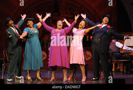 Actors Milton Nealy (L-R), Rebecca Covington, Yvette Monique Clark, Patrice Covington and Wayne W. Pretlow pose on stage during a photo rehearsal for the performance 'Ain't Misbehavin' at the St. Pauli Theater in Hamburg, Germany, 01 November 2011. The Broadway show will premiere on 02 November 2011. Photo: Daniel Bockwoldt Stock Photo