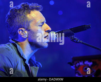 Singer Chris Martin of the band Coldplay performs during a concert at the 'E-Werk' in Cologne, Germany, 02 November 2011. Tickets for the concert were given to radio listeners and were not sold on the market. Photo: Henning Kaiser Stock Photo