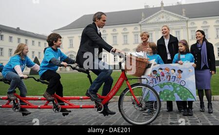 Bettina Wulff (3-R), wife of German head of state Christian Wulff, actor and UNICEF patron Ralf Bauer (3-L), UNICEF vice chairwoman Ann Kathrin Linsenhoff (C) and member of UNICEf advisory board Alexandra Meindl-Mueller (R) pose in front of Bellevue Palace on the occasion of the symbolic start of the UNICEF greeting card campaign 2011 in Berlin, Germany, 09 November 2011. 75 per ce Stock Photo