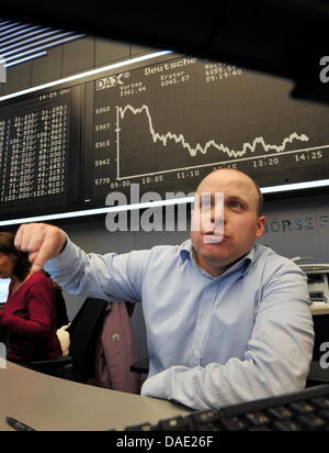 Specialists watch their monitors in the trading room of the stock exchange in Frankfurt Main, Germany, 09 November 2011. Trepidation over rapid debt reduction in Italy as well as concerns over new references to the Iranian nuclear weapon program have pushed the DAX markedly into the minus. The stock index dropped by almost three percent. Photo: ARNE DEDERT Stock Photo
