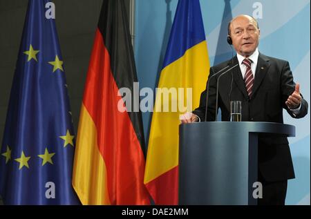 Romanian President Traian Basescu attends a press conference at the Chancellery in Berlin, Germany, 10 November 2011. Romania sticks to the plan of joining the Euro zone in 2015. Photo: Rainer Jensen Stock Photo