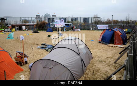 Occupy protesters camp at the government district close to the Reichstag in Berlin, Germany, 10 November 2011. Occupy demonstrators globally protest against the power of banks. Photo: Tilman Vogler Stock Photo