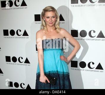 Actress Kirsten Dunst arrives at the 2011 MOCA Gala - 'An Artists Life Manifesto' at Museum Of Contemporary Art - Moca Grand Avenue in Los Angeles, USA, on 12 November 2011. Photo: Hubert Boesl Stock Photo