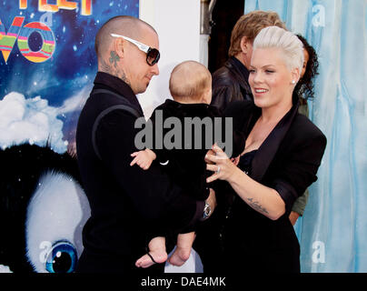 Pink Husband Carey Hart And Their Daughter Willow Sage Hart Enjoy Day ...