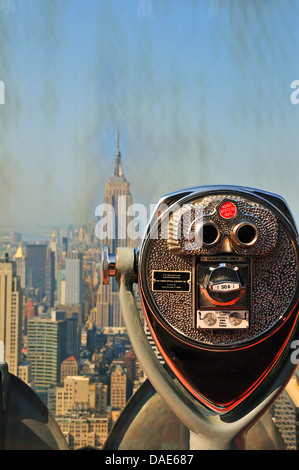 coin telescope in front of panoramic view from the observation deck 'Top of the Rock' of the Rockefeller Center over Downtown Manhattan with the Empire State Building, USA, New York City, Manhattan Stock Photo