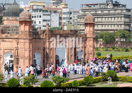 A large crowd of  Bangladeshi children Lalbagh Fort in the center ofDhaka. It is a Mughal fortress built from pink stone Stock Photo