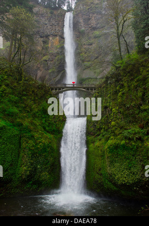 Footbridge and double cascade at Multnomah Falls, Columbia River Gorge, USA Stock Photo