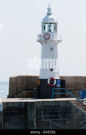 HARBOUR LIGHTHOUSE, MEVAGISSEY, CORNWALL, ENGLAND, GREAT BRITAIN, UK Stock Photo