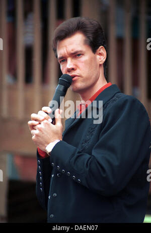 Country performer Randy Travis performs at the annual country music festival, Jamboree in the Hills, on July 22, 1990,  in St. Clairsville, Ohio, USA.  Travis, who has been hospitalized in Dallas since Sunday, suffered a stroke Wednesday and underwent surgery to relieve pressure on his brain. Stock Photo