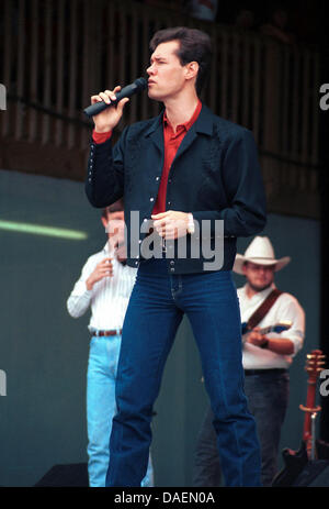 Country performer Randy Travis performs at the annual country music festival, Jamboree in the Hills, on July 22, 1990,  in St. Clairsville, Ohio, USA.  Travis, who has been hospitalized in Dallas since Sunday, suffered a stroke Wednesday and underwent surgery to relieve pressure on his brain. Stock Photo