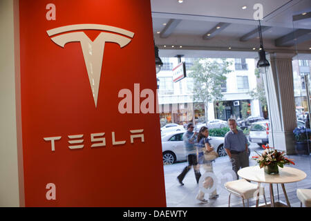 July 11, 2013 - San Jose, California, U.s. - Customers Look At A Tesla 