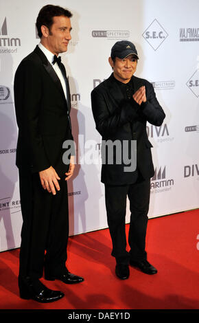 British actor Clive Owen (L) and Chinese actor Jet Li (R) arrive at the Unesco Charity Gala 2011 in Duesseldorf, Germany, 19 November 2011. Celebrities and prominent figures from the show business, politics, economy and sports came together to collect donations for disadvantaged children from all over the world. Photo: Henning Kaiser Stock Photo