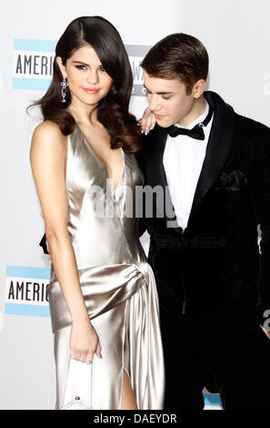US actress/singer Selena Gomez and her boyfriend Canadian singer Justin Bieber arrive at the 2011 American Music Award at Nokia Theatre L.A. Live in Los Angeles, USA, on 20 November 2011. Photo: Hubert Boesl Stock Photo