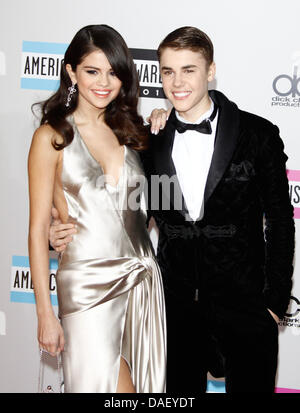 US actress/singer Selena Gomez and her boyfriend Canadian singer Justin Bieber arrive at the 2011 American Music Award at Nokia Theatre L.A. Live in Los Angeles, USA, on 20 November 2011. Photo: Hubert Boesl Stock Photo
