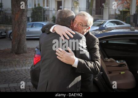 The Prime Minister of Luxembourg and chairman of the Euro-Group, Jean-Claude Juncker (L), and the prime minister of Rhineland-Palatinate Kurt Beck hug in front of the state parliamentary guests house in Mainz, Germany, 21 November 2011. Prime Minister Beck honored Juncker with the order of merit of Rhineland-Palatinate  for his engagement in the transnational cooperation. Photo: FR Stock Photo