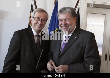 The Prime Minister of Luxembourg and chairman of the Euro-Group, Jean-Claude Juncker (L), and the prime minister of Rhineland-Palatinate Kurt Beck pose in the state parliamentary guests house in Mainz, Germany, 21 November 2011. Prime Minister Beck honored Juncker with the order of merit of Rhineland-Palatinate  for his engagement in the transnational cooperation. Photo: FREDRIK VO Stock Photo