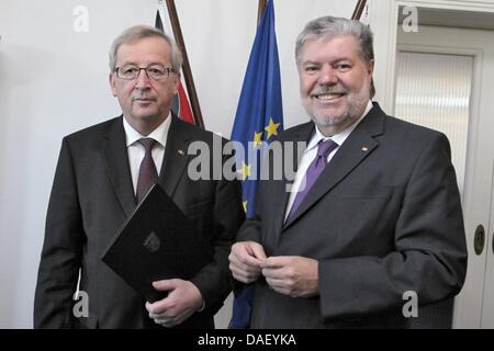 The Prime Minister of Luxembourg and chairman of the Euro-Group, Jean-Claude Juncker (L), and the prime minister of Rhineland-Palatinate Kurt Beck pose in the state parliamentary guests house in Mainz, Germany, 21 November 2011. Prime Minister Beck honored Juncker with the order of merit of Rhineland-Palatinate  for his engagement in the transnational cooperation. Photo: FREDRIK VO Stock Photo