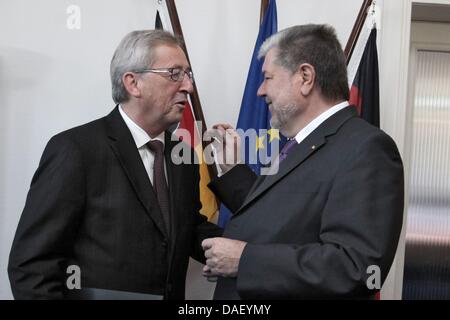The Prime Minister of Luxembourg and chairman of the Euro-Group, Jean-Claude Juncker (L), is awarded by the prime minister of Rhineland-Palatinate Kurt Beck at the state parliamentary guests house in Mainz, Germany, 21 November 2011. Prime Minister Beck honored Juncker with the order of merit of Rhineland-Palatinate  for his engagement in the transnational cooperation. Photo: FREDR Stock Photo