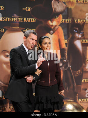 Spanish actor Antonio Banderas and Mexican actress Salma Hayek arrive at the premiere of the animated movie 'Puss in Boots' at Cinestar cinemas on Potsdamer Platz in Berlin, Germany, 22 November 2011. The movie arrives in German cinemas on 08 December 2011. Photo: Jens Kalaene Stock Photo