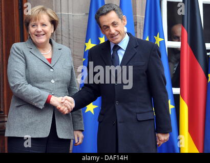 French President Nicolas Sarkozy (R) shakes hands with German Chancellor Angela Merkel in Strasbourg, France, 24 November 2011. French President Nicolas Sarkozy, German Chancellor Angela Merkel and Italian Prime Minister Mario Monti meet for talks on the financial situation of the euro-zone countries. Photo: ROLF HAID Stock Photo