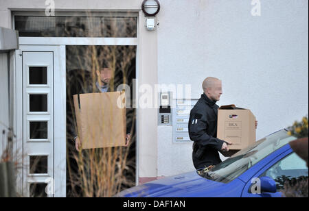 German Federal Criminal Police officers carry boxes with secured material from the home of an additional suspected neo-Nazi terrorist in Zwickau, Germany, 24 November 2011. The special operations unit GSG 9 arrested the 32 year old Andre E. from Saxony on Thursday. He is accused in two cases of supporting the right-wing radical, terrorist association NSU ('National Socialist Underg Stock Photo