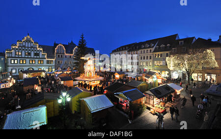 The Christmas market is open on Marktplatz in Weimar, Germany, 24 November 2011. As long as 1815, the first public Christmas trees in Germany were erected here. Almost 100 Christmas markets are being opened in the German state of Thuringia until 22 December. Photo: Martin Schutt Stock Photo