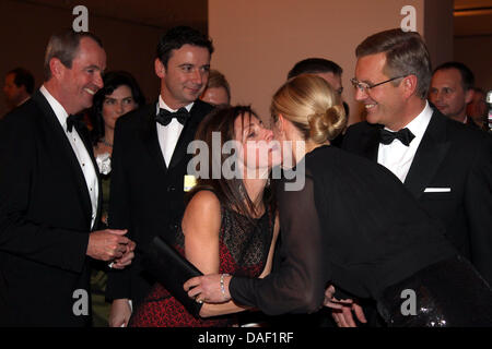 German President Christian Wulff  (R, CDU) and his wife Bettina (2nd R) welcome US Ambassador to Germany, Philip D. Murphy (L) and his wife Tammy S. (C) during the 60th annual press ball 'Bundespresseball' at the Hotel Intercontinental in Berlin, Germany, 25 November 2011. Photo: Wolfgang Kumm Stock Photo