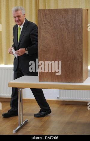 Der baden-württembergische Ministerpräsident Winfried Kretschmann (Bündnis 90/ Die Grünen) gibt am Sonntag (27.11.2011) im Rathaus in Sigmaringen seine Stimme zum Volksentscheid über das Projekt Stuttgart 21 ab. Beim ersten Volksentscheid seit 40 Jahren im Südwesten sind rund 7,6 Millionen Bürger aufgerufen, über den Ausstieg des Landes aus den Finanzierungsverträgen mit der Deutsc Stock Photo