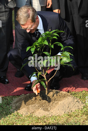 German President Christian Wulff plants a mango tree at the national monument of Savar near Dhaka, Bangladesh, 28 November 2011. The National Monument for the Martyrs of the Liberation War of Bangladesh was built in 1978. Wulff visits Bangladesh and Indonesia during his six-day visit to Asia. Photo: RAINER JENSEN Stock Photo