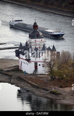 A ship sails through the low waters of the Rhine passed Pfalzgrafenstein Castle in Kaub, Germany, 30 November 2011. The water levels in the Rhine are sinking further. Ships must sail in the shallow waters with reduced cargo. Photo: FREDRIK VON ERICHSEN Stock Photo