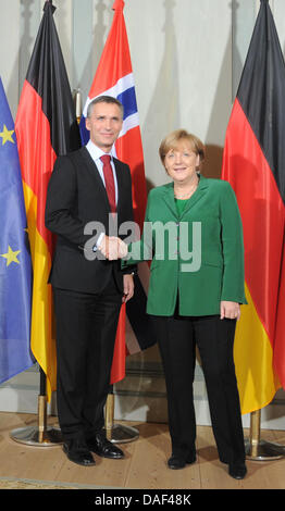 German Chancellor Angela Merkel meets Norway's Prime Minister Jens Stoltenberg at the guest house of the German Government in Meseberg, Germany, 30 November 2011. Photo: Bernd Settnik Stock Photo