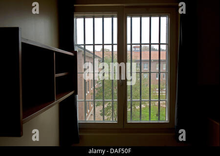 The courtyard is pictured through a cell at Waldeck prison in Dummerstorf, Germany, 18 November 2011. Waldeck prison near Rostock is the first prison erected in former East Germany. It was was rebuilt according to the model of private investors and was opened on 01 July 1996 with 234 cells. Photo: Robert Schlesinger Stock Photo