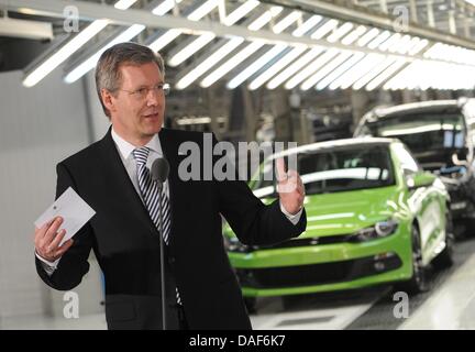 German President Christian Wulff visits a Volkswagen Autoeuropa plant in Palmela, Portugal, 11 February 2011. Mr Wulff is on inaugural visit to Spain and Portugal until 11 February. Photo: RAINER JENSEN Stock Photo