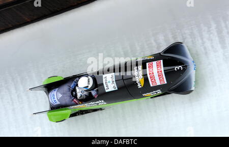 Die deutschen Bobpilotinnen Cathleen Martini und Romy Logsch fahren am Freitag (18.02.2011) bei der Bob-Weltmeisterschaft auf der Kunsteisbahn am Königssee (Oberbayern). Die Bob- und Skeleton-WM wird noch bis zum 27.02.2011 ausgetragen. Foto: Tobias Hase dpa/lby Stock Photo