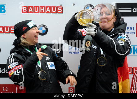 Die deutschen Bobpilotinnen Cathleen Martini (l) und Romy Logsch lachen am Samstag (19.02.2011) bei der Bob-Weltmeisterschaft auf der Kunsteisbahn am Königssee (Oberbayern) bei der Siegerehrung. Martini und Logsch belegten der ersten Platz. Foto: Tobias Hase dpa/lby Stock Photo