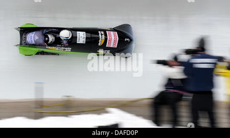 Die deutschen Bobpilotinnen vom Team Deutschland 1 Cathleen Martini und Kristin Steinert fahren am Sonntag (20.02.2011) bei der Bob-Weltmeisterschaft auf der Kunsteisbahn am Königssee (Oberbayern) beim Team-Wettbewerb. Der Team-Wettbewerb endete mit einem deutschen Doppelsieg. Foto: Tobias Hase dpa/lby Stock Photo