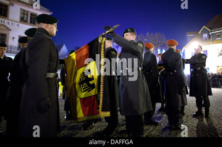 Bundeswehr soldiers stand in line at the Bundeswehr camp in Kundus ...