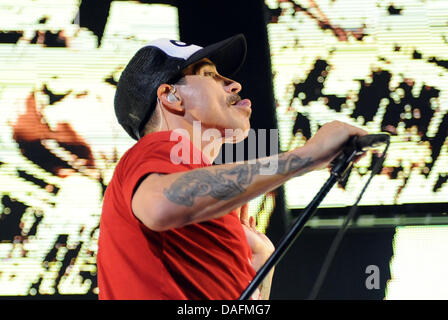 Singer Anthony Kiedis of the US band Red Hot Chili Peppers performs on stage of the O2 World in Berlin, Germany, 04 December 2011. The band presented their new album 'I'm With You'. Photo: Britta Pedersen / EDITORIAL USE ONLY Stock Photo