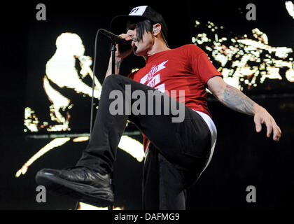 Singer Anthony Kiedis of the US band Red Hot Chili Peppers performs on stage of the O2 World in Berlin, Germany, 04 December 2011. The band presented their new album 'I'm With You'. Photo: Britta Pedersen / EDITORIAL USE ONLY Stock Photo