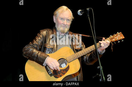 Member of the Irish folk band 'The Dubliners', Sean Cannon, performs with his band in Hamburg, Germany, 3 December 2011. The Dubliners formed in Dublin in 1962. Photo:  Holger Kasnitz Stock Photo