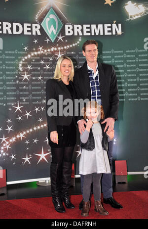 Werder's player Tim Borowski (R), his wife Lena and daughter Emilia arrive for the annual Christmas party of the German Bundesliga soccer club Werder Bremen at the restaurant 'El Mundo' in Bremen, Germany, 11 December 2011. Photo: CARMEN JASPERSEN Stock Photo