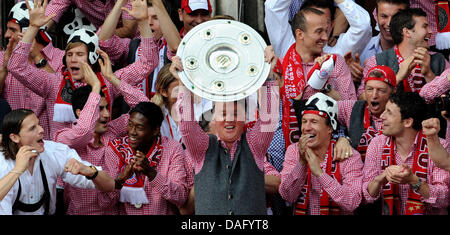 (FILE) A file picture dated 09 May 2010 of FC Bayern Munich head coach Louis van Gaal (C) and the team celebrating the win of German championship and DFB Cup in Munich, Germany. Bayern Munich coach Louis van Gaal leaves the club at the end of the season, mass circulation newspaper Bild reported on 07 March 2011. It follows talks held the same day between the Dutch coach and the clu Stock Photo