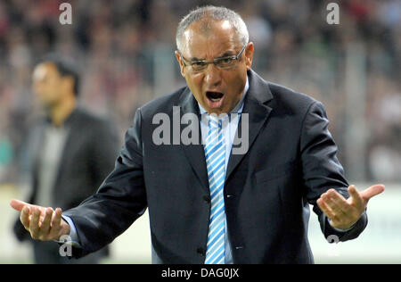 (dpa-file) - A file picture dated 22 September 2010 shows Schalke's head coach Felix Magath shouting during the Bundesliga match SC Freibug vs. FC Schalke 04 at the Badenova-Stadium in Freiburg, Germany. According to the German Press Agency dpa, the supervisory board of FC Schalke 04 wishes to quit collaborating with 57-year-old coach Magath at the end of the season. Photo: Ronald  Stock Photo