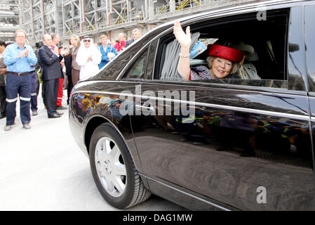 Queen Beatrix of The Netherlands visits Ras Laffan Industrial City in Doha, Qatar, 10 March 2011. The royals also visited Nakilat Damen Shipyards Qatar and Shell Pearl GTL. The Queen attended the signing of an memorandum of understanding between Ras Laffan and The Port Rotterdam. The Dutch royals are on a a two-day State Visit to Qatar. Photo: Patrick van Katwijk Stock Photo