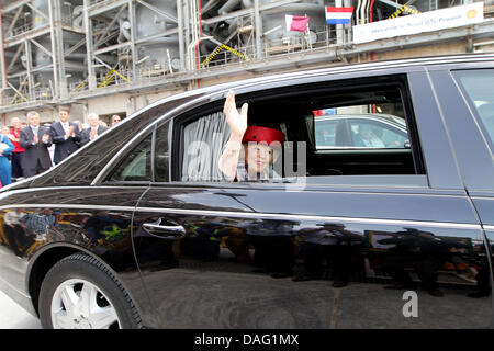 Queen Beatrix of The Netherlands visits Ras Laffan Industrial City in Doha, Qatar, 10 March 2011. The royals also visited Nakilat Damen Shipyards Qatar and Shell Pearl GTL. The Queen attended the signing of an memorandum of understanding between Ras Laffan and The Port Rotterdam. The Dutch royals are on a a two-day State Visit to Qatar. Photo: Patrick van Katwijk Stock Photo